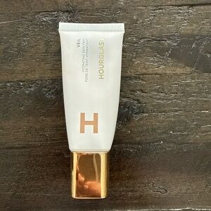 Hourglass Veil Hydrating Foundation with Gold Cap